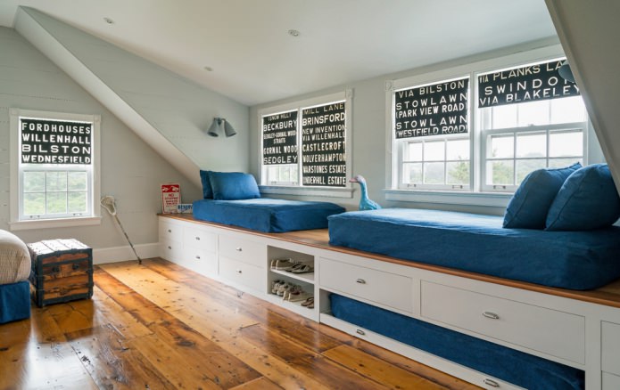short roman blinds with inscriptions in a boy's nursery