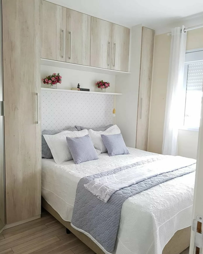 tulle with blinds in the bedroom