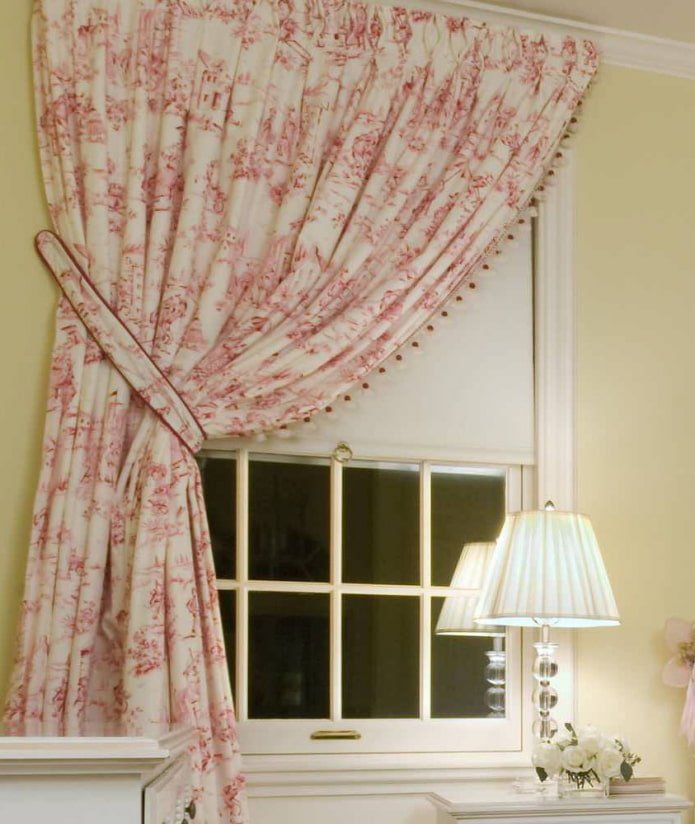 curtain with fringe in the Provence style