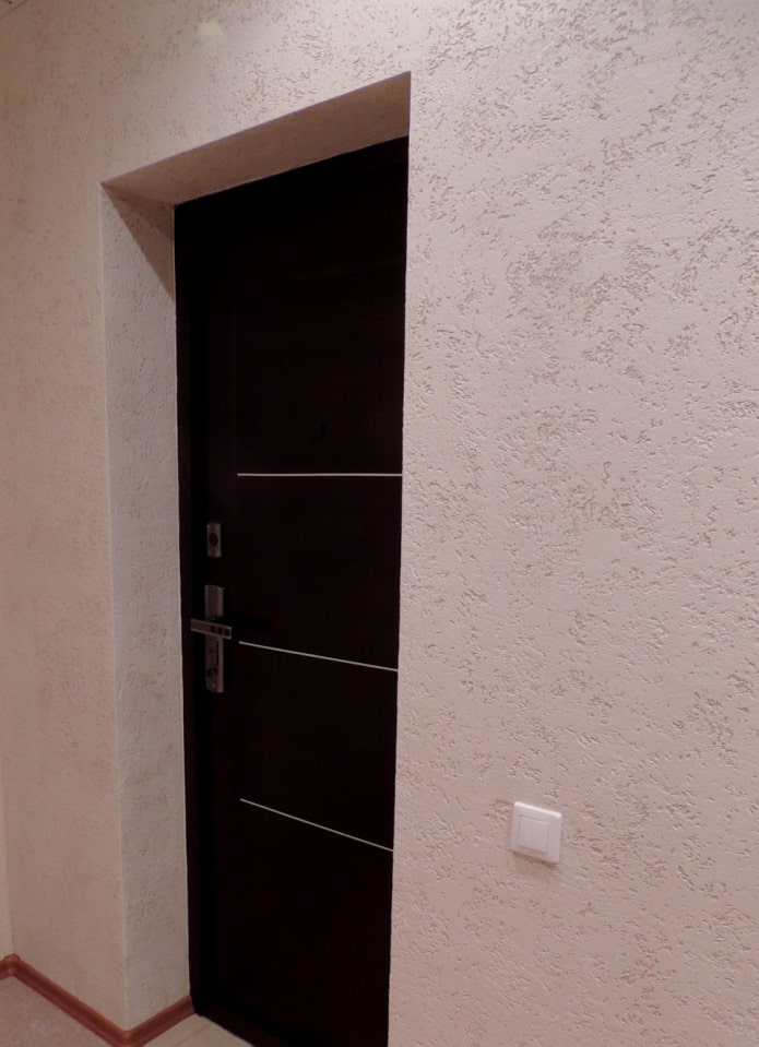 decorative plaster in the hallway