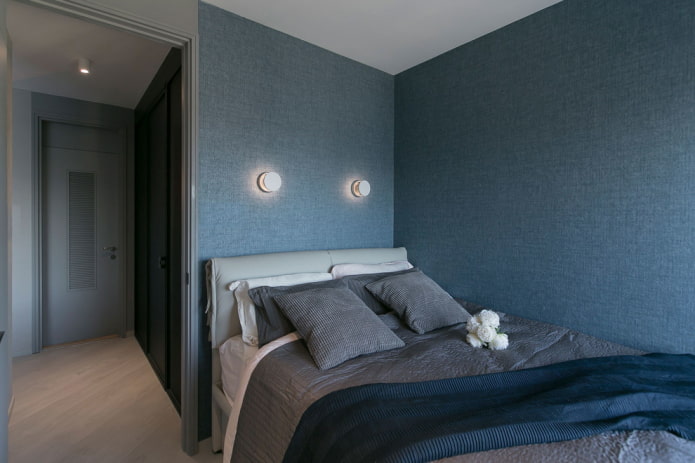blue wallpaper in the bedroom