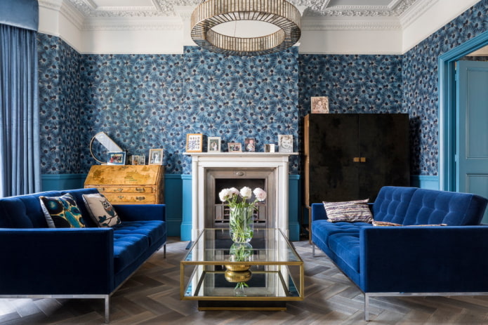 blue wallpaper in the living room