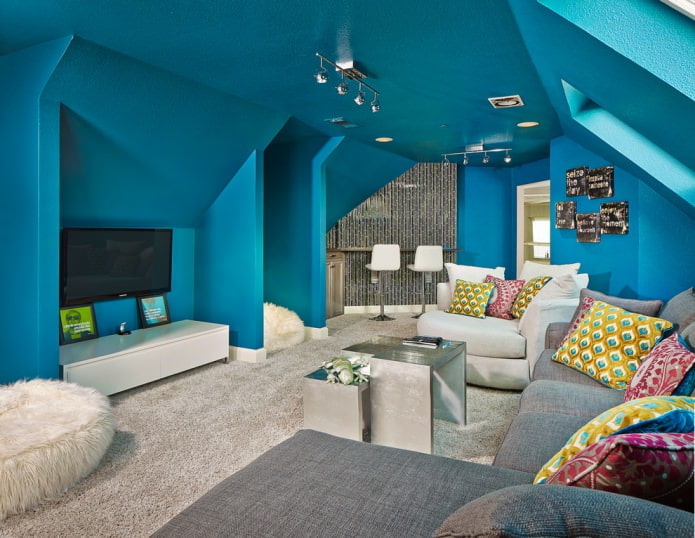 Walls in the tone of the blue ceiling