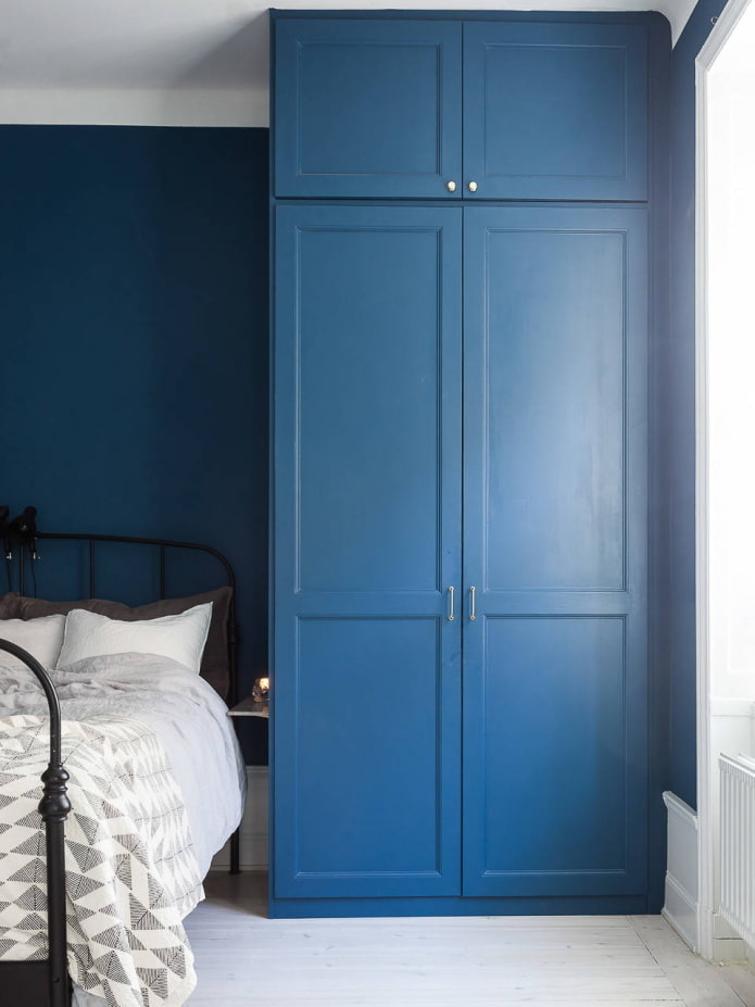 Wardrobe in the color of the walls