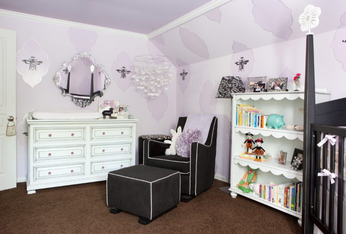 lilac wallpaper with a pattern