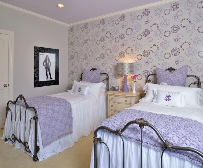 White and lilac wallpaper
