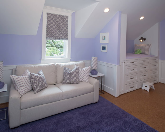 combination of lilac-colored Roman blinds with textiles