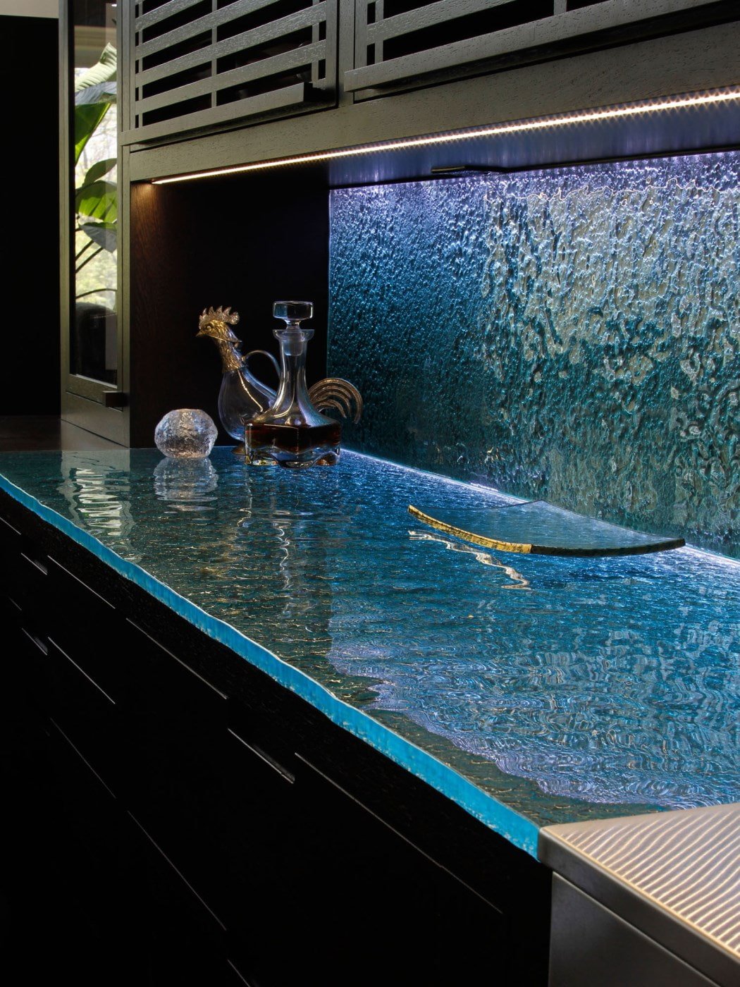 skinali and countertop with the effect of flowing water