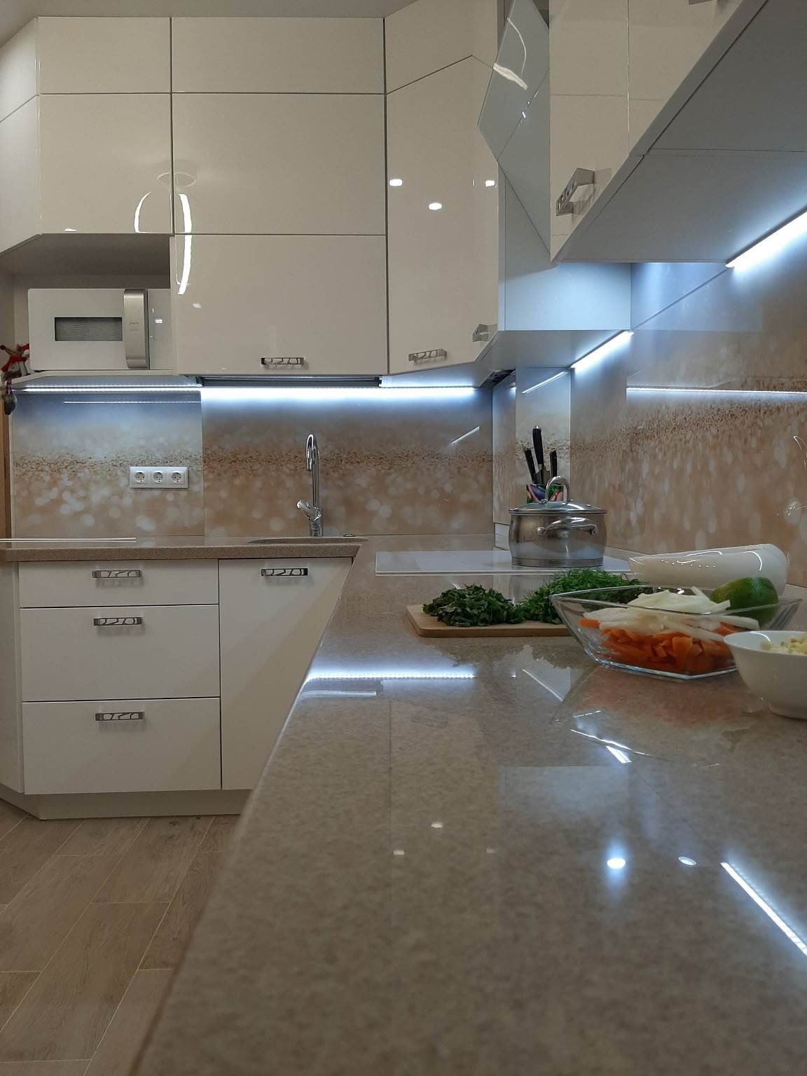skinali with sand motifs and lighting