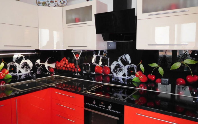 skinali with glasses, cherries and ice cubes