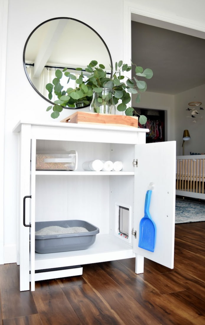 Litter tray in a cabinet