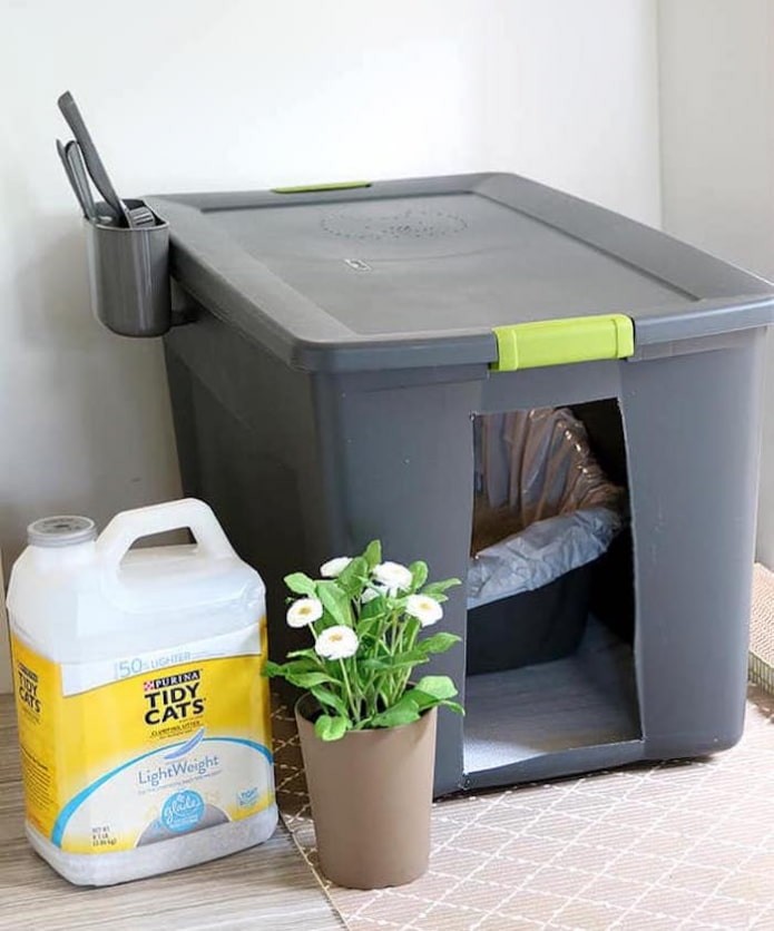 Litter tray from a container