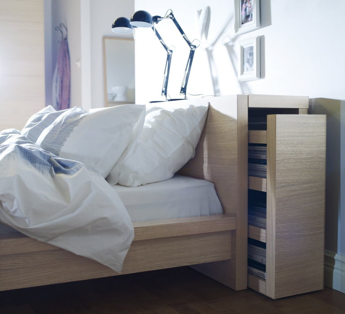 Pull-out shelves in the headboard