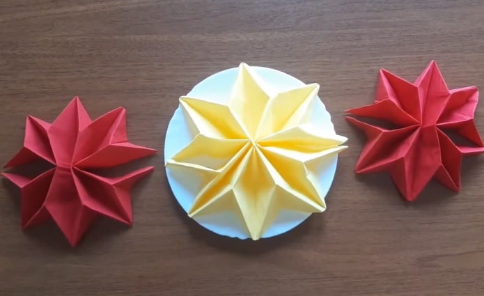 Napkin in the shape of an eight-pointed star