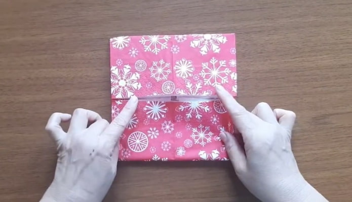 fold the napkin