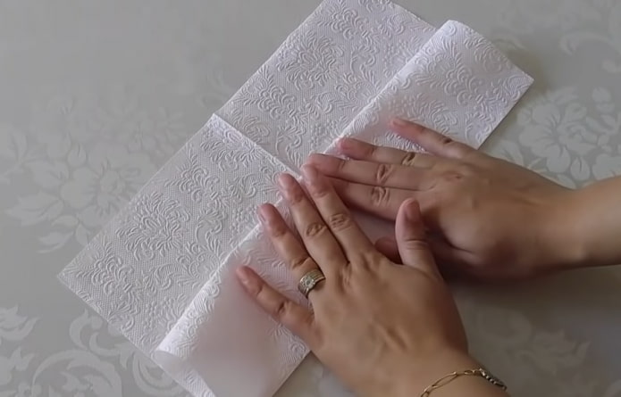 fold the napkin