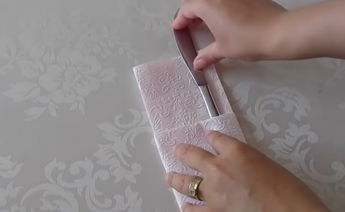 put cutlery in a napkin