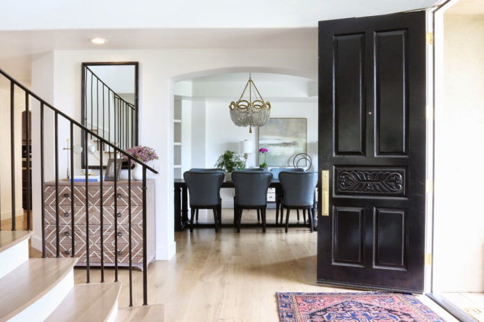 dark doors and light floor in the interior