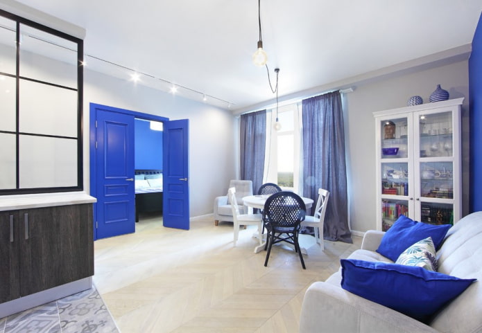 doors and floors of opposite colors in the interior
