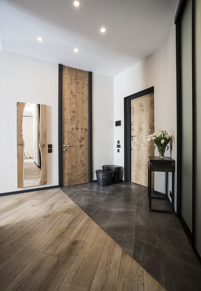 a combination of laminate and tiles in the interior of the hallway