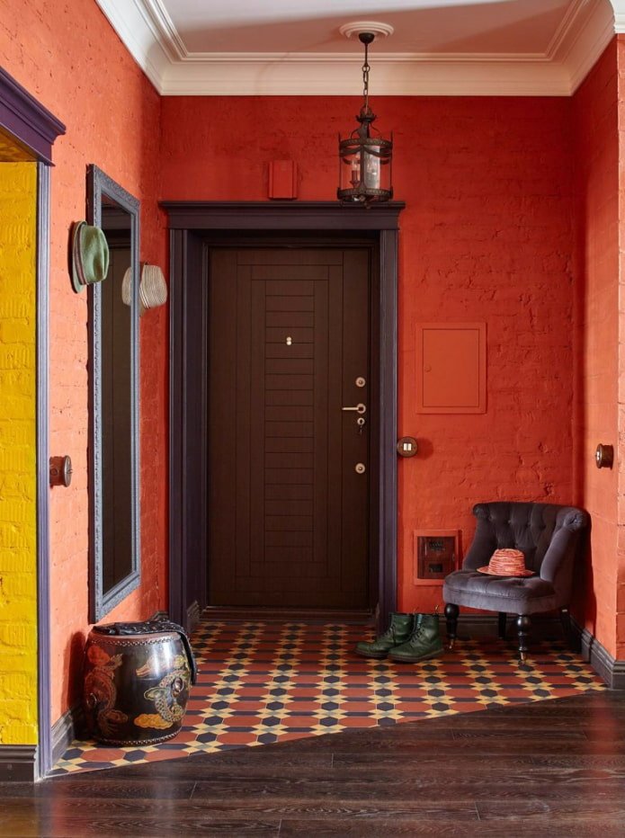 a combination of laminate and tiles in the interior of the hallway