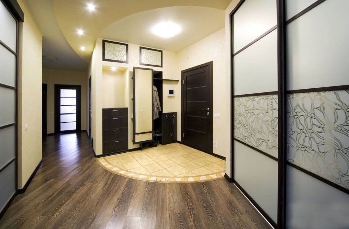 a combination of laminate and tiles in the interior of the hallway
