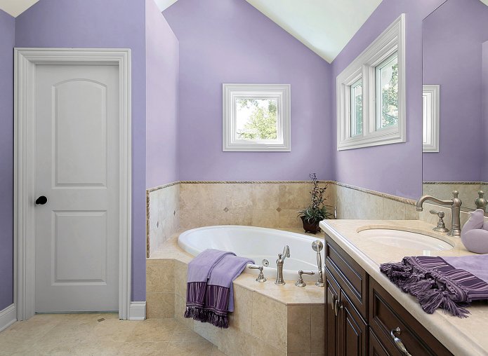 lilac walls and beige tiles in the bathroom