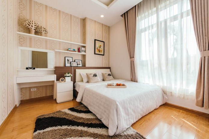 beige and gold wallpaper in the bedroom