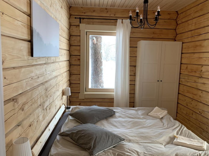 small bedroom with a closet