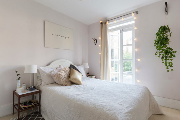 painting at the headboard and garland on the curtains