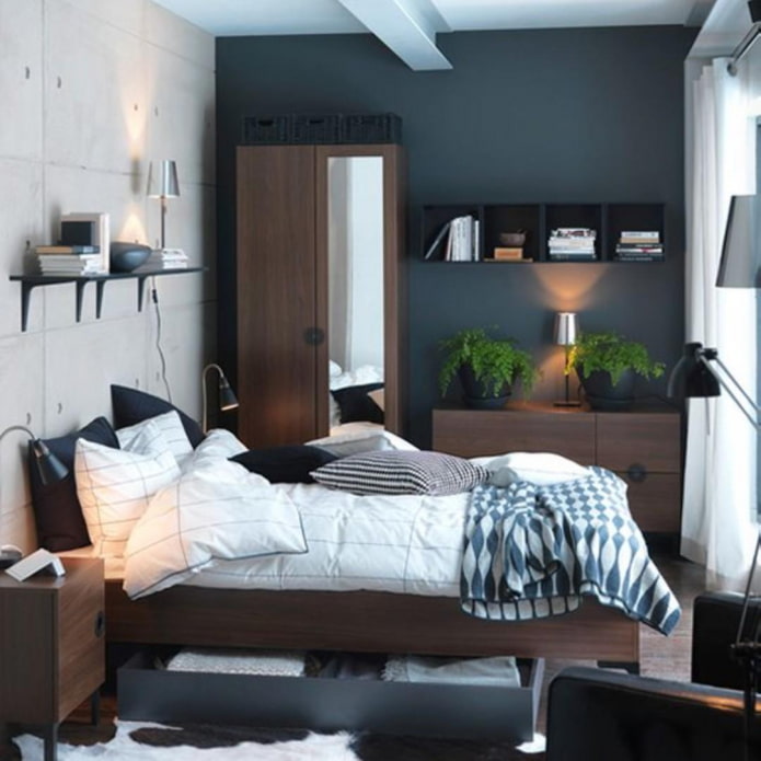 small bedroom with a closet
