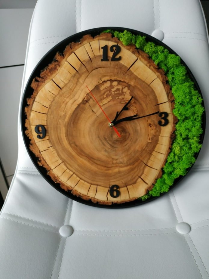 Clock from saw cut wood