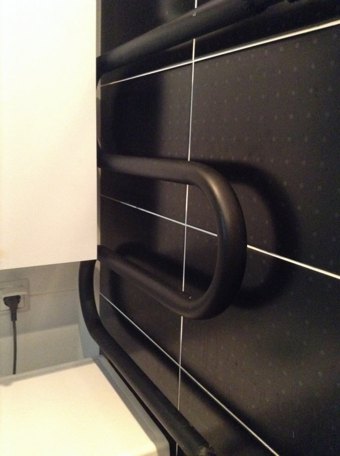 pipe in the color of the wall in the bathroom