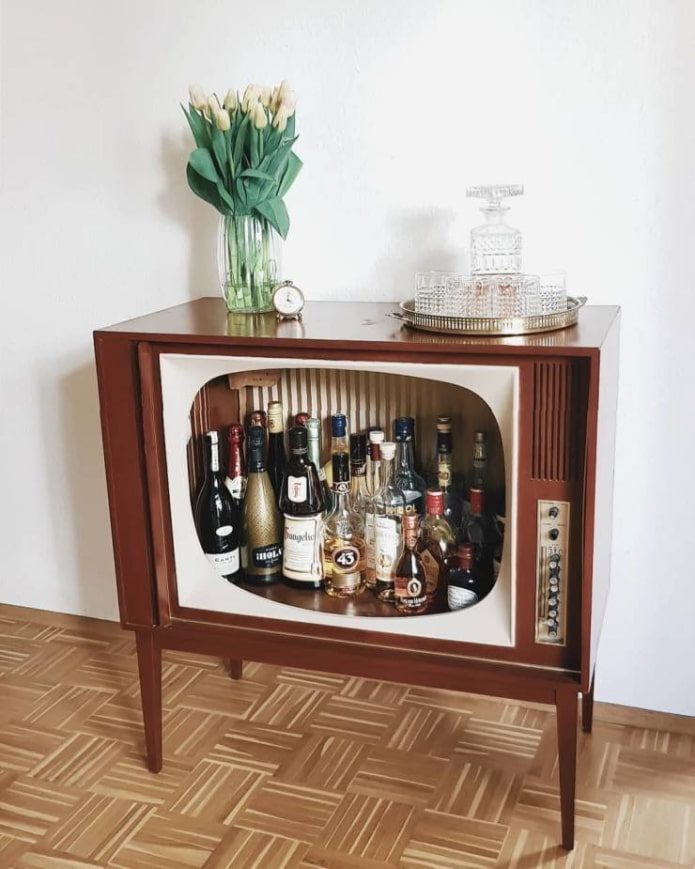 Bar from a TV with legs