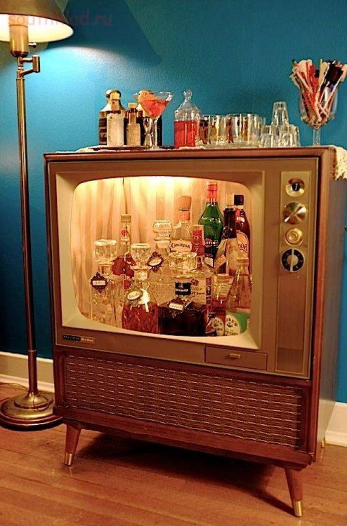 Mini-bar from a retro TV