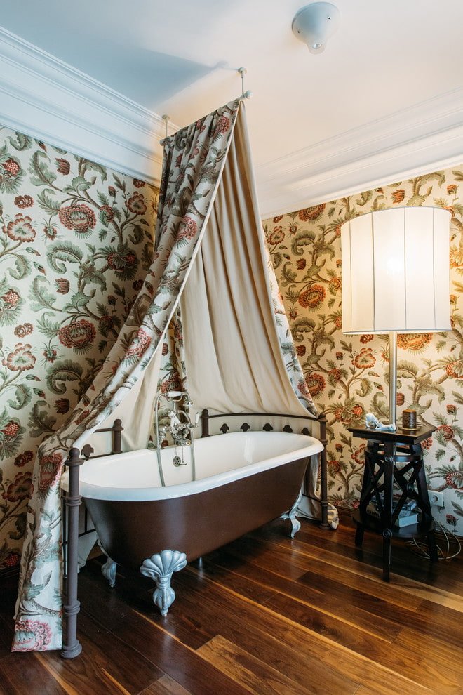 Curtain for a free-standing bathtub