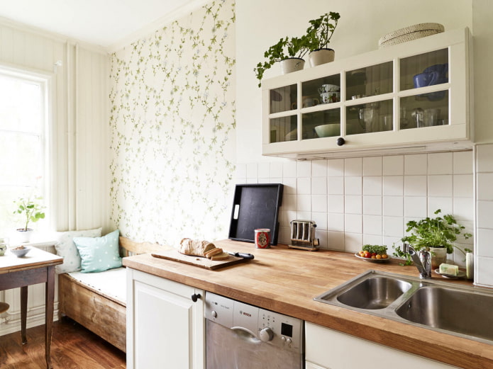 Wallpaper in the dining area