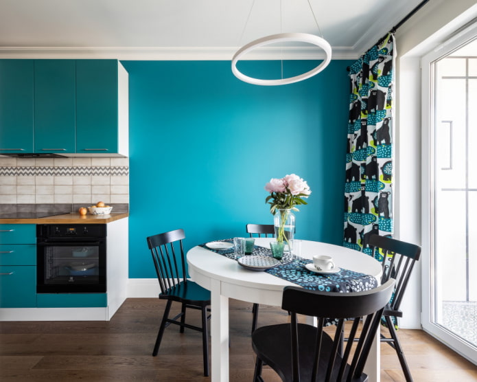Contrasting wall in the kitchen