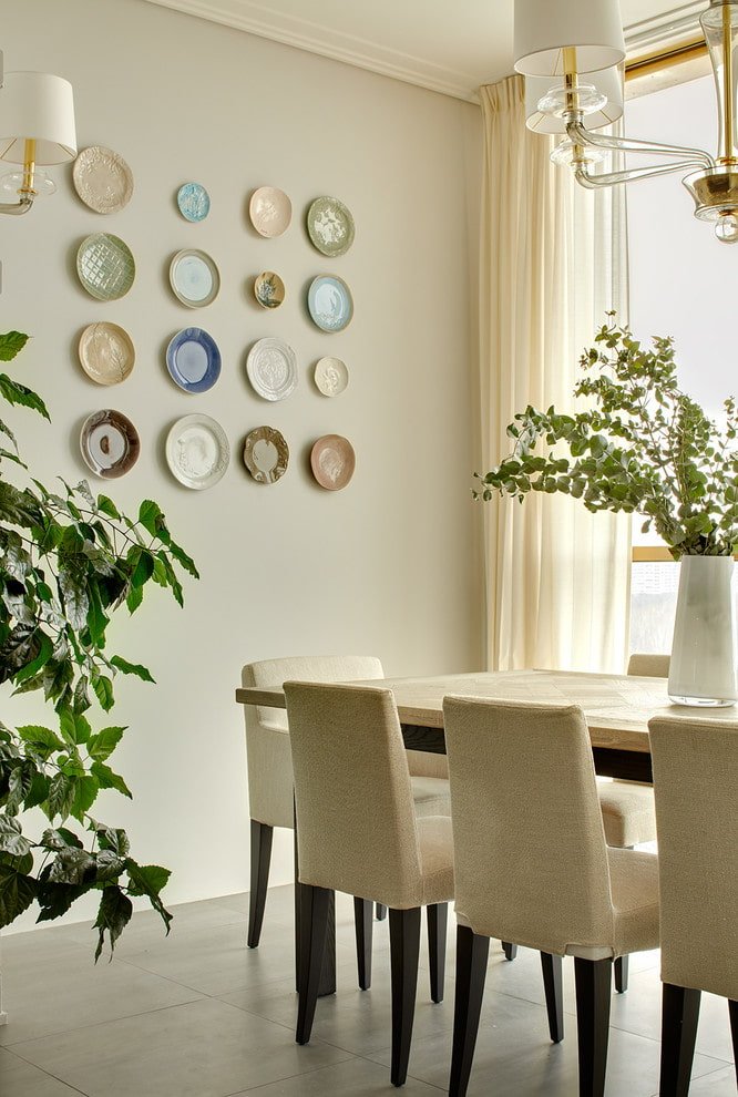 Plates on a neutral background