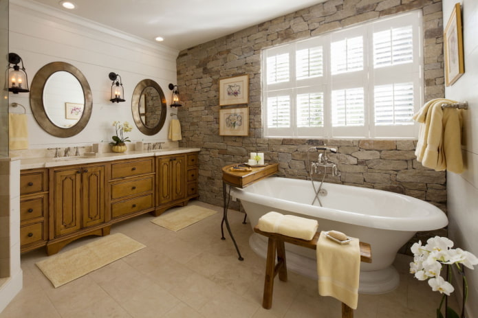 design of the wall near the bathroom in the interior