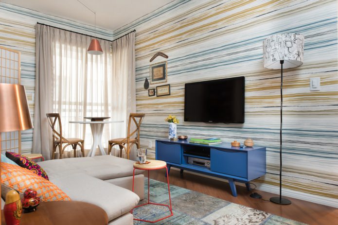 wallpaper with stripes in the living room