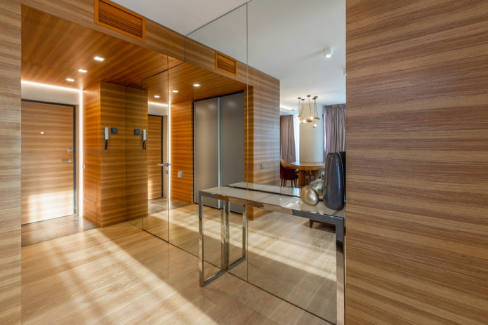 mirror wall in the interior of the corridor