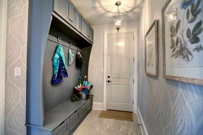 wall design in a small hallway