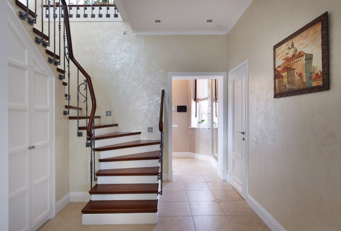 Venetian decorative plaster in the corridor