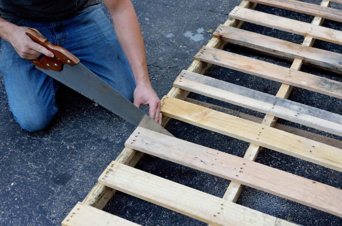Cutting off excess parts of the pallet