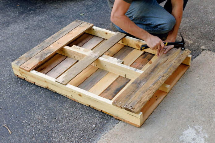 Reinforcing the bottom of the table