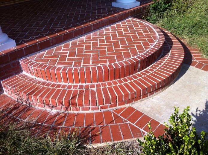 semicircular porch made of red fireclay brick