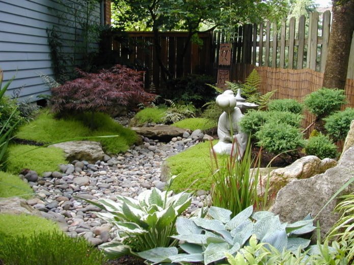 garden design with figurines