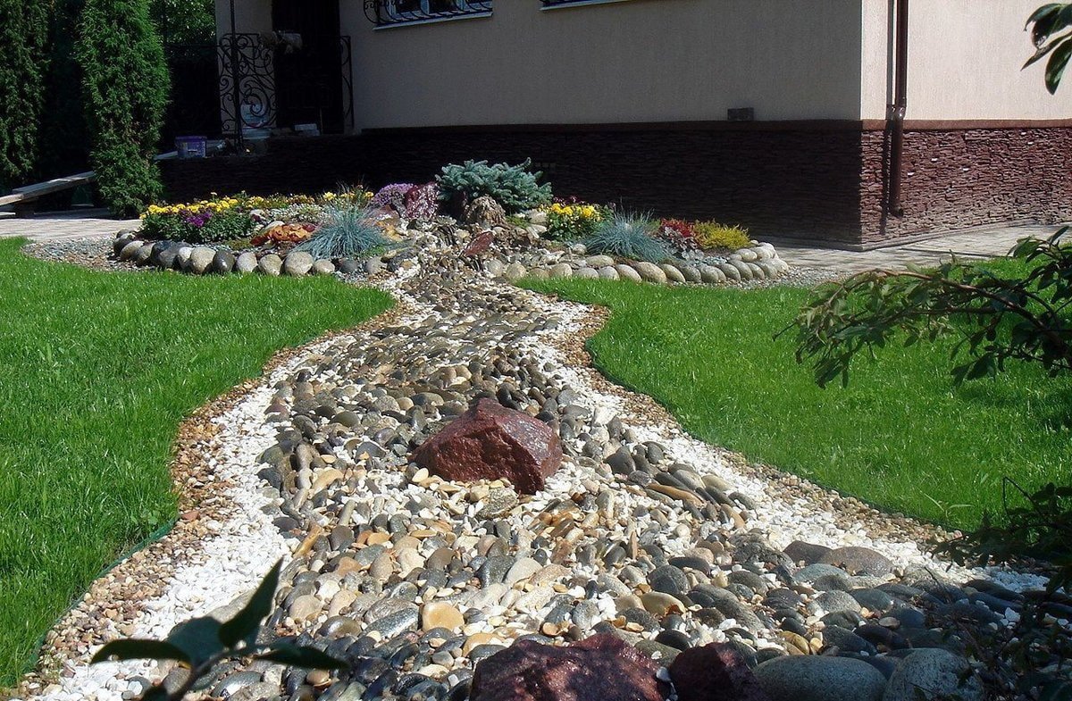 How to decorate a dry stream on a site?