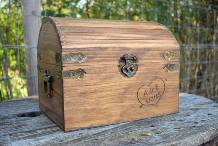 Semi-cylindrical chest